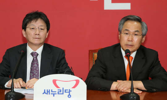 공무원연금개혁 논의를 위해 29일 국회 새누리당 원내대표실에서 열린 여야 4+4회담에서 새정치민주연합 우윤근 원내대표가 모두발언하고 있다. 왼쪽은 새누리당 유승민 원내대표.